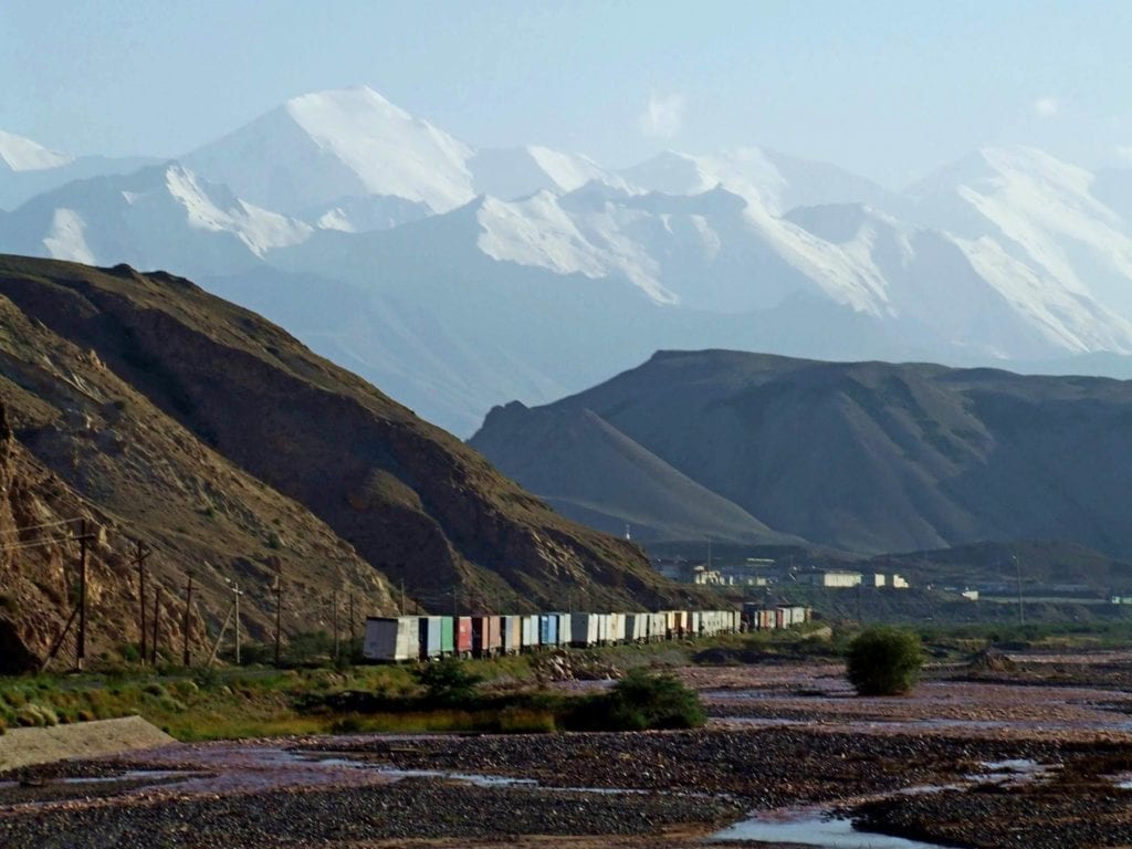 przejście graniczne Kirgistan-Chiny i kolejka tirów