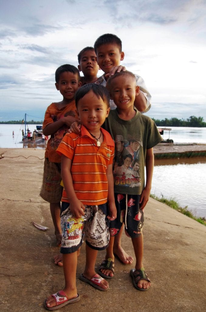 Laotańskie dzieci nad Mekongiem (Laos)