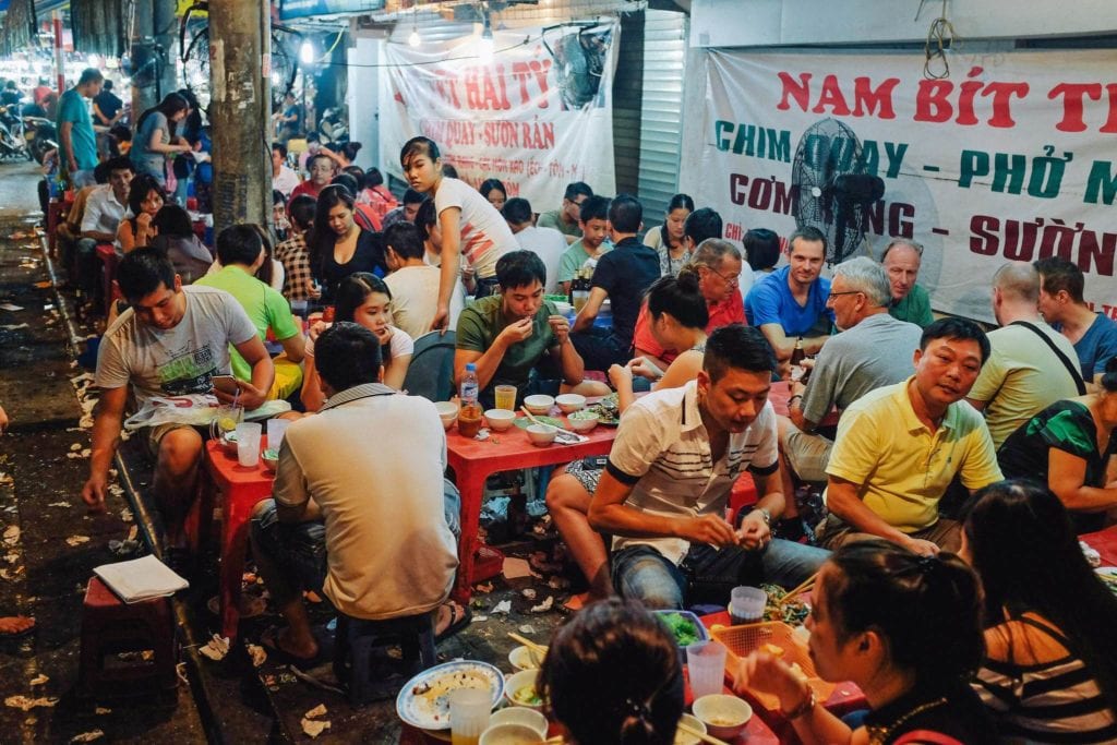 Wieczorna uczta na ulicach Hanoi - kuchnia wietnamska