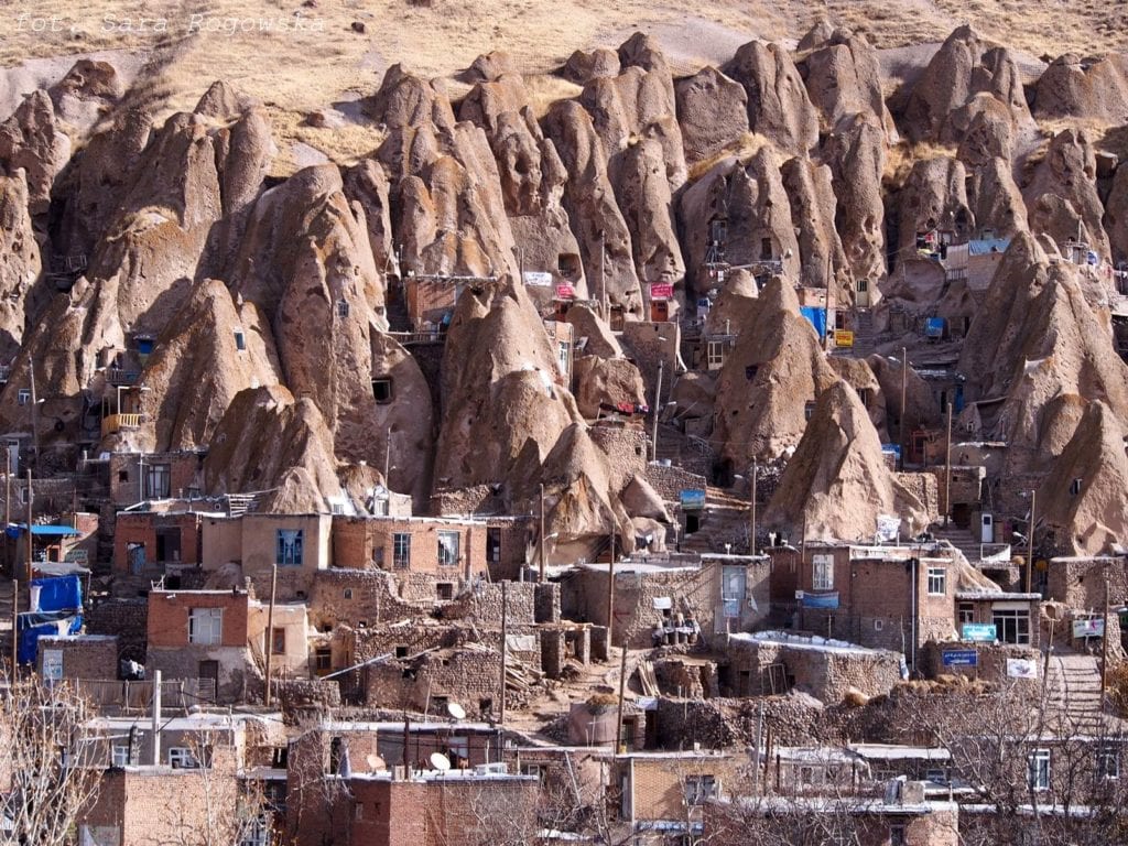 Domy wykute w skałach w Kandovan - irańska życzliwość