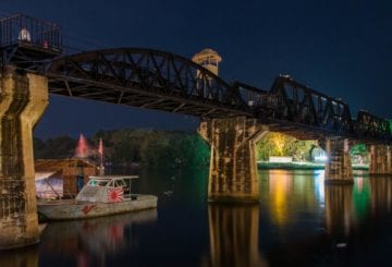 Most na rzece Kwai nocą