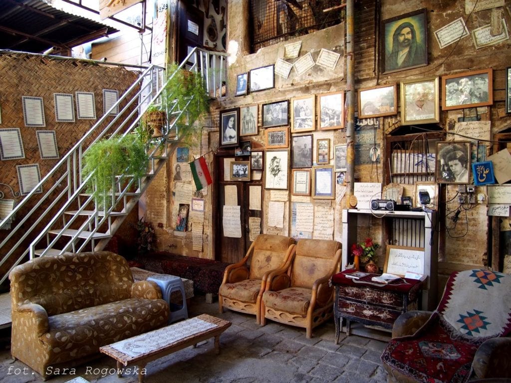 Zaciszna kawiarnia na bazarze w Shiraz - irańska życzliwość
