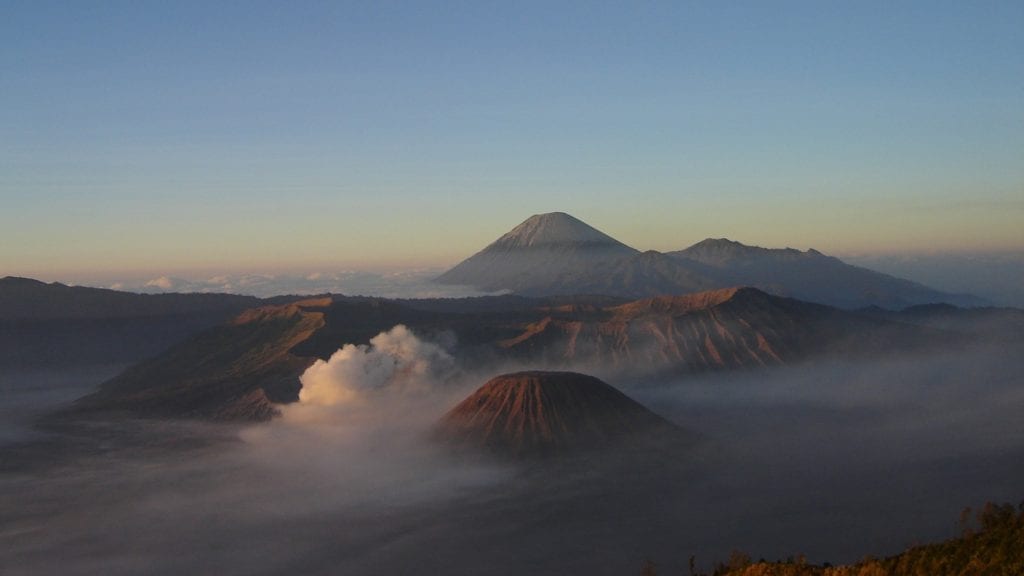 Krajobraz wulkaniczny wyspy Jawa - Pory roku w Azji