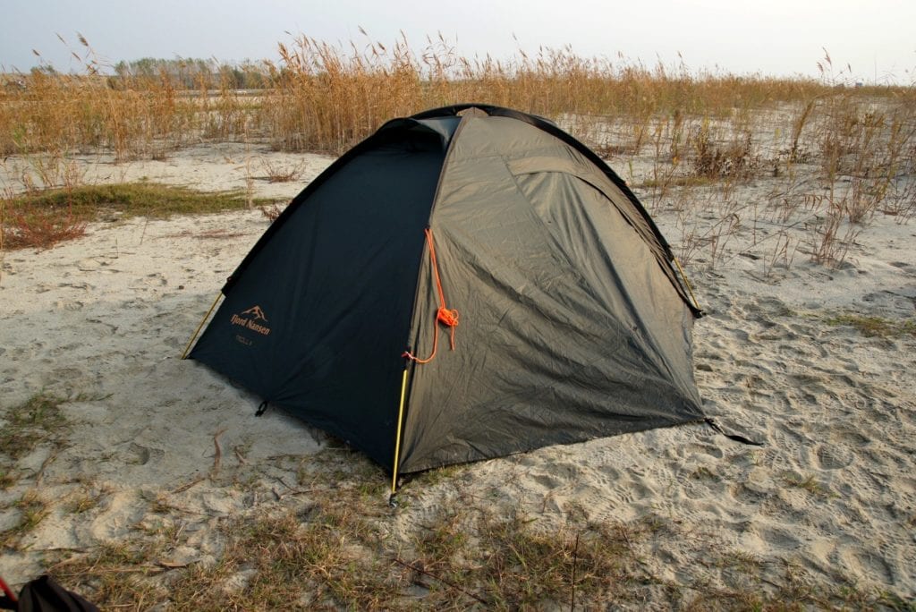 Jak wybrać namiot, który nadaje się do noclegu na piasku?