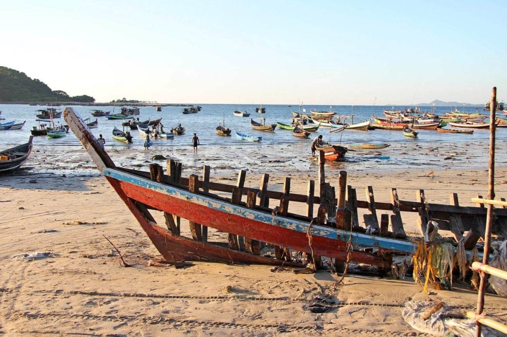 Plaża nad Zatoką Bengalską w Mjanmie - Pory roku w Azji