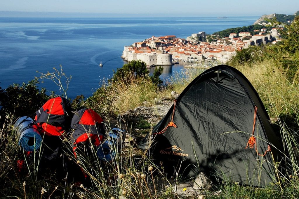 Nocleg w namiocie nad morzem - jak wybrać namiot na taką wyprawę?