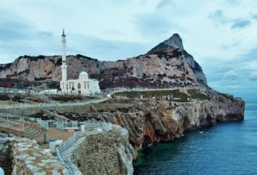 Widok na meczet na skale Gibraltarskiej