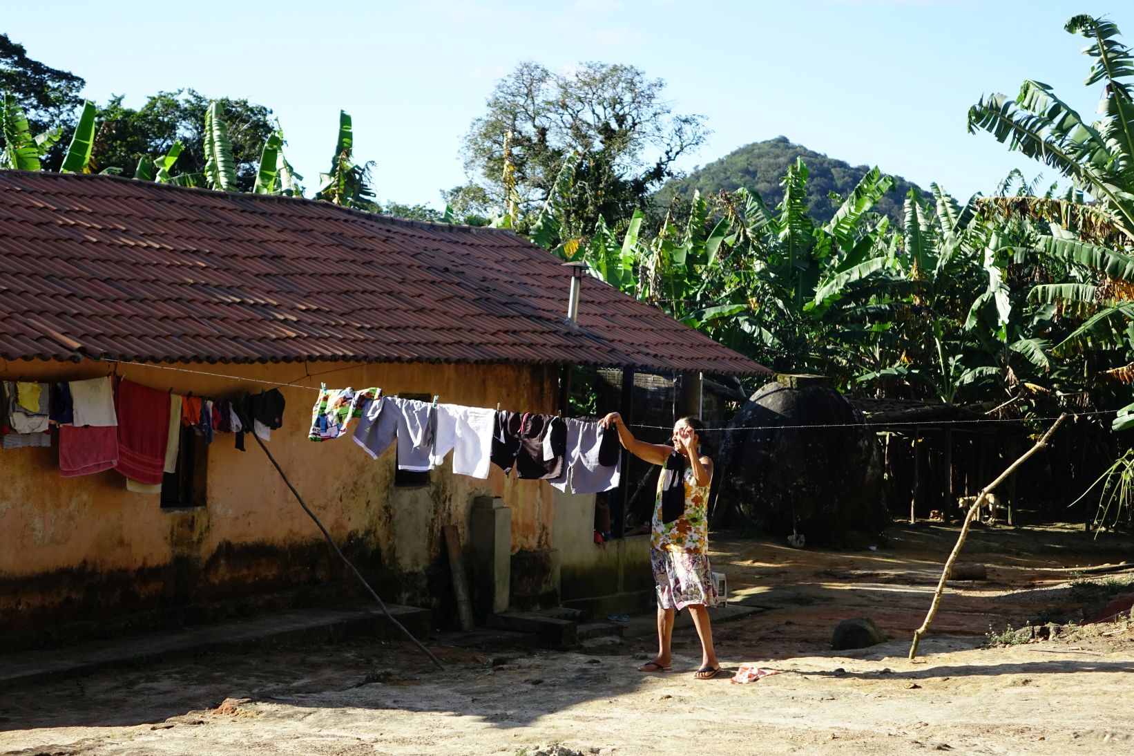 Indianka plemienia Pitaguary rozwieszająca pranie przed swoim domem