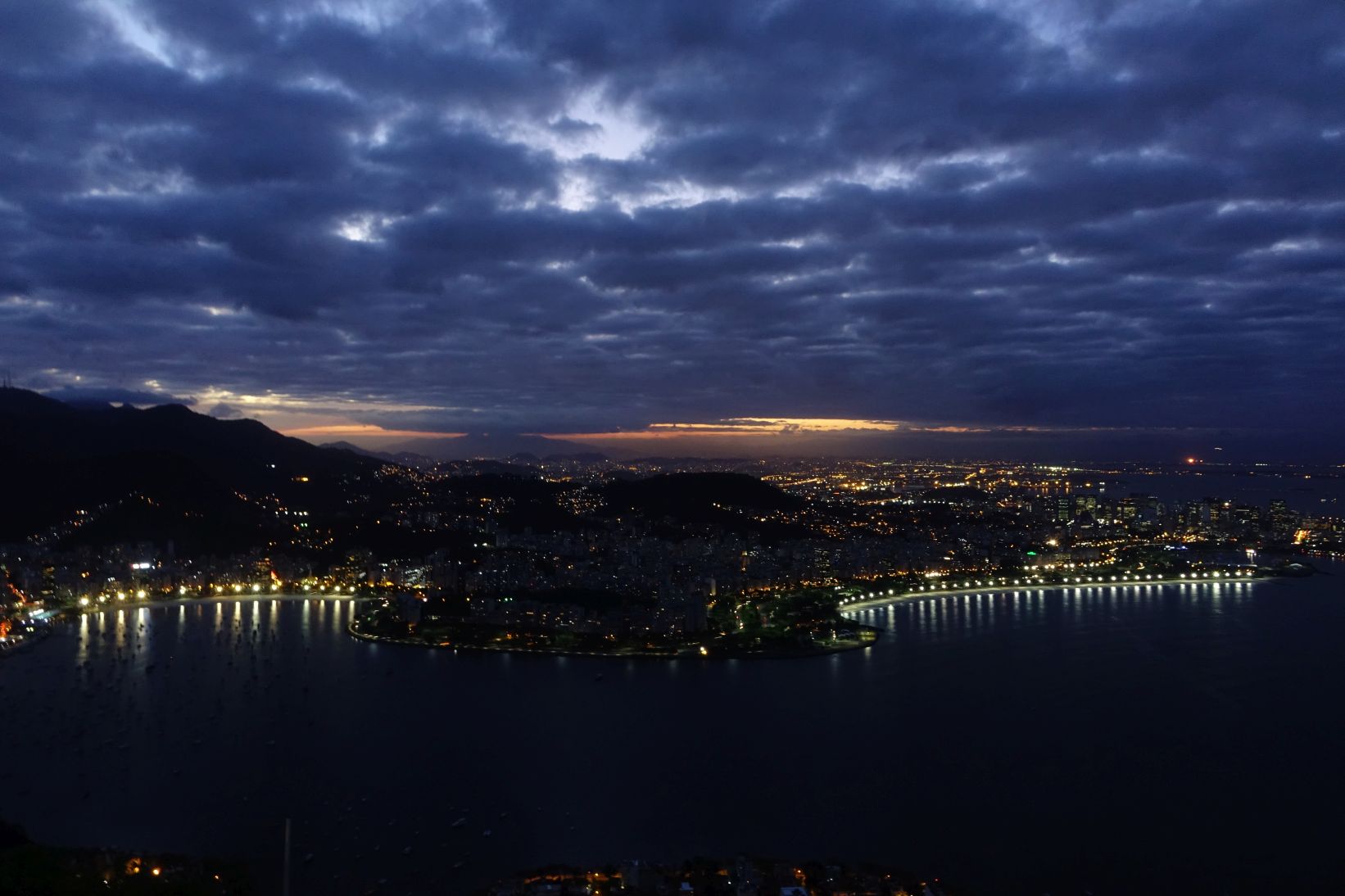 Panorama nocna Rio de Janeiro