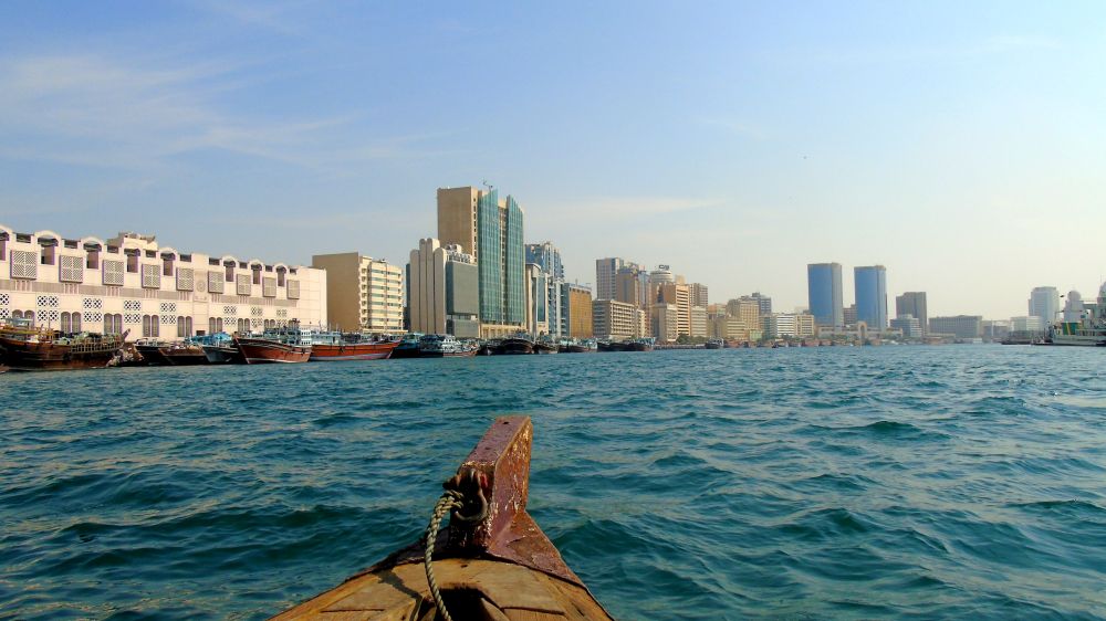 Rejs tradycyjnym środkiem transportu na Zatoce Dubaju.