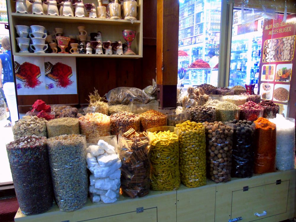 Suki, tradycyjne arabskie targi w starej części miasta Dubaj to mieszanka zapachów i kolorów.