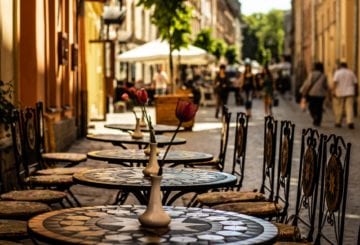 ulice lwowa stoły i krzesła i kwiaty