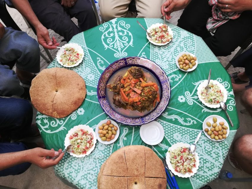 Celebrowanie posiłku w Maroko. Zamiast sztućców kawałek chleba